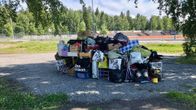 Kuvassa on iso tavaraläjä maassa Vaasan pesäpallostadionin kulmalla.