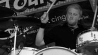 Rumpali Bob Bryar lavalla soittamassa Warped Tour '05 -tapahtumassa.