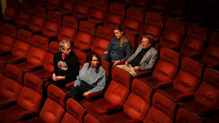 Ykspihlajan Kino-orkesterin jäsenet Anna ja Laura Airola, Miika Snåre sekä Ilkka Tolonen istumassa tyhjässä Orion-elokuvateatterissa. Kuvassa näkyy useita elokuvateatterin tuoleja.