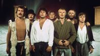 Seitsemän veljestä näyttelijät Ilari Paatso (Lauri), Heikki Kinnunen (Aapo), Esko Salminen (Juhani), Heikki Alho (Simeoni), Vesa-Matti Loiri (Tuomas), Arno Virtanen (Timo), Juha Muje (Eero) Turun kaupunginteatterissa 1976