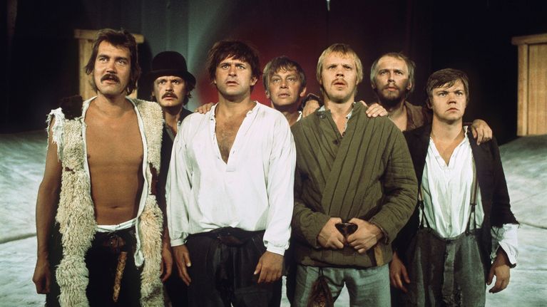 Seitsemän veljestä näyttelijät Ilari Paatso (Lauri), Heikki Kinnunen (Aapo), Esko Salminen (Juhani), Heikki Alho (Simeoni), Vesa-Matti Loiri (Tuomas), Arno Virtanen (Timo), Juha Muje (Eero) Turun kaupunginteatterissa 1976