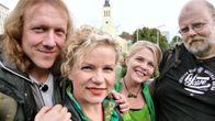 Taloraatilaiset Sipe Santapukki (vas.), Heli Laaksonen(kesk oik.) ja Otso Kantokorpi(oik.) kiertävät Minna Joenniemen(edessä) kanssa Tallinnassa ja selvittävät, mitä virolaisesta nykyarkkitehtuurista kannattaa tuoda tuliaisina Suomeen.