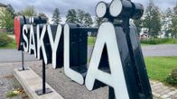 Säkylä valokyltti läheltä.