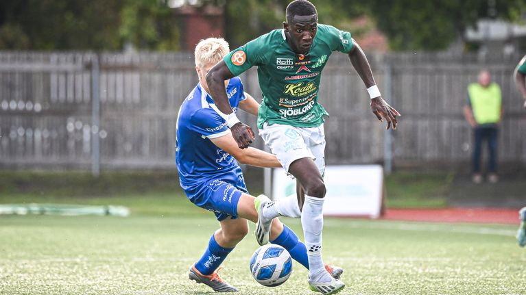 En fotbollsspelare som heter Abdoulaye Kanté springer efter fotbollen.