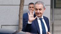 Jose Luis Rodriguez Zapatero vilkuttaa ihmisille auton vieressä.