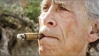 Samuel Fuller ja sikari. Kuva dokumenttielokuvasta A Fuller Life.