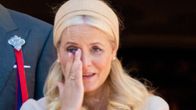Kronprinsessan Mette-Marit tårkar sina tårar.
