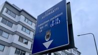 Lipunmyyntiautomaatti ohjaa maksulliseen pysäköintiin arkipäivisin ja lauantaisin.