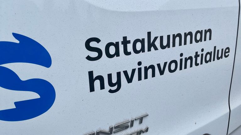 Auton kyljessä on teksti Satakunnan hyvinvointialue.
