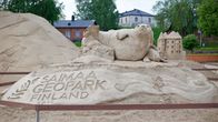 Saimaannorppaa esittävä hiekkaveistos.