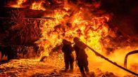 Ukrainalaiset pelastustyöntekijät sammuttavat tulipaloa venäläisen droonin hyökkäyksen jälkeen Chuhuivissa Harkovan alueella 05. heinäkuuta 2025.