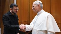 Presidentti Zelenskyi ja paavi Leo XIV kättelevät.