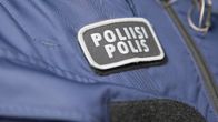 Poliisi-teksti haalareista. 