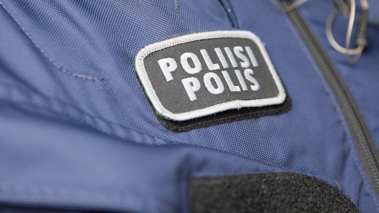 Poliisi-teksti haalareista. 