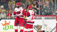 Carolina Hurricanesin Jordan Staal ja Sebastian Aho juhlivat maalia.
