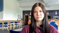 Biret Julianna Haetta istuu rauhallisessa ravintolassa tai kahvilassa päivänvalossa.