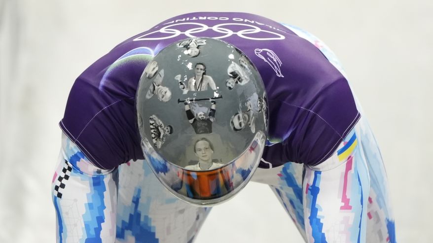 Vladislav Heraskevych kelkkailemassa kielletyllä kypärällä.