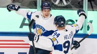 Patrik Puistola och Konsta Helenius firar mål.