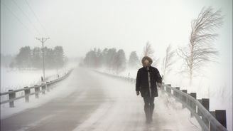 Mies kulkee talvisessa myrskysäässä Pielisellä.
