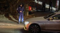 Poliisi pimeällä kadulla Helvetin Enkeleiden kerhotilan edustalla Espoossa. 