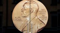 Nobel-museon ovessa on isokokoinen reliefi, joka kuvaa Alfred Nobelia.