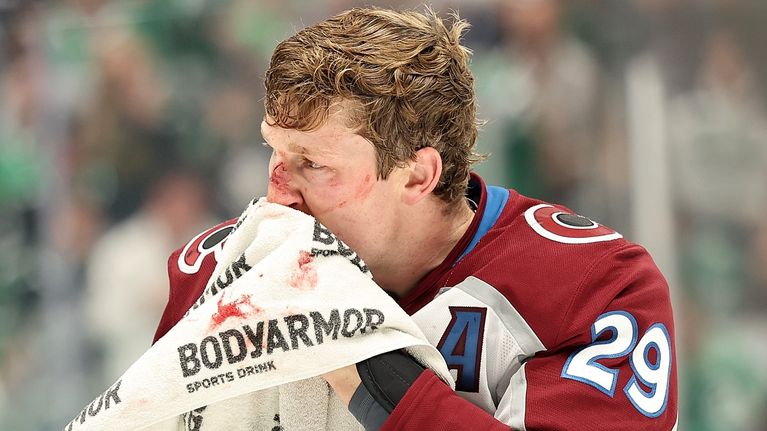Nathan MacKinnon tappeli Roope Hintziä vastaan.