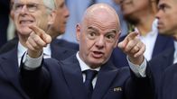 Fifan johtaja Gianni Infantino lähikuvassa tummassa puvussa ja osoittaa molemmilla sormilla kameran ympärille.