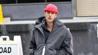 Justin Bieber seisoo kadulla.