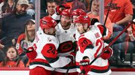 Carolinan Hurricanesin pelaajat juhlivat maalia NHL-ottelussa.