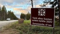 Tien varressa oleva kyltti, jossa lukee "Tästä alkaa Suomen surkein kylätie 2025! Ounasjoentie, 47 km"