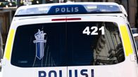 Poliisiauto päivystää keskustassa kirkkaana kevätpäivänä.