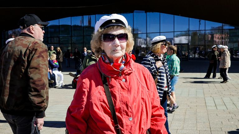 Sylvi Sirainen poseeraa kameralle.