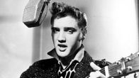 Elvis Presley kitara kädessä studiossa vuonna 1956. Kuva dokumenttielokuvasta Seitsemän kertaa Elvis.