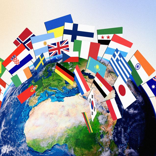 Maapallo jonka ympärillä on paljon eri maiden lippuja kiinni. 