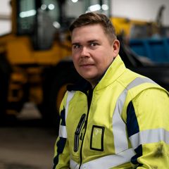 Raidemies työpaikallaan Helsingin kaupunkiliikenteen varikolla.