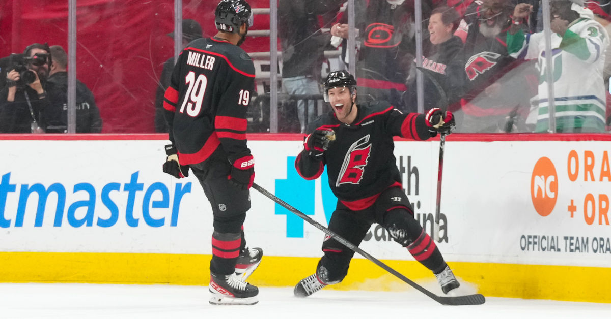 Carolina fortsätter att rada upp segrar i NHL-slutspelet – fin upphämtning gav andra segern över Philadelphia