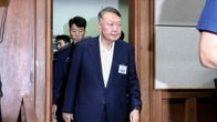 Yoon Suk-yeol kävelee oikeussalin ovesta sisään.
