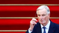 Michel Barnier pitelee silmälasejaan.