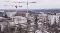 Talvinen kaupunkimaisema. Etualalla on puistoa.