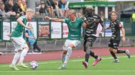 En spelare har bollen och en annan skyddar läget.