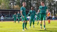 EIF firar då Salomo Ojala (till vänster) har gjort mål.