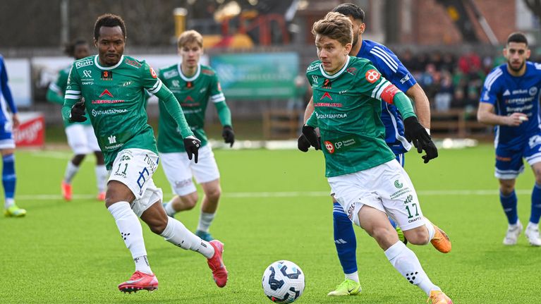 En spelare springer med bollen i fötterna.