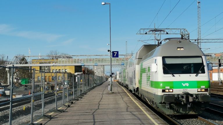 VR:n Inter City 2 -henkilöjuna Turun päärautatieasemalla, jonka edustalla ratatyömaa.
