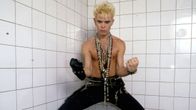 Billy Idol i ett badrum.