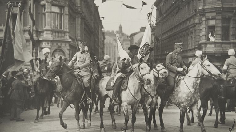 Mannerheims segerparad i Helsingfors 1918. Vänster till höger Per Wilhem Zilliacus, Matti Koski och Heikki Kekoni.