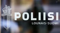Lounais-Suomen poliisin logoteksti lasiovessa.
