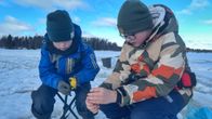 Jasper Kurtti ja Tomas Kämäräinen pilkillä Kuusamon Nissinjärvellä.