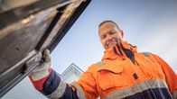 Raaka-aineen kerääjä Mikko Hintsala kurkistaa biojäteastiaan. 