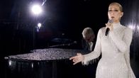 Céline Dion laulaa valkoisessa mekossa taustallaan pianisti.