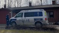 Poliisiauto ja virkapukuinen poliisi rivitaloalueella.